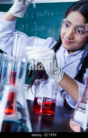 1 fille de l'école indienne de recherche Laboratoire des étudiants Banque D'Images
