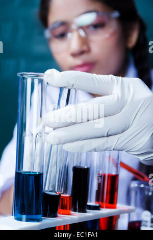 1 fille de l'école indienne de recherche Laboratoire des étudiants Banque D'Images