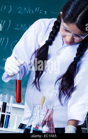 1 fille de l'école indienne de recherche Laboratoire des étudiants Banque D'Images