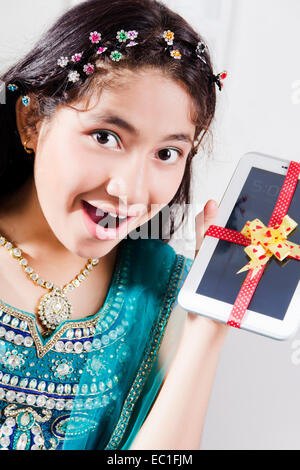 1 Indian Child girl Festival Raksha Bandhan cadeau surprise Banque D'Images