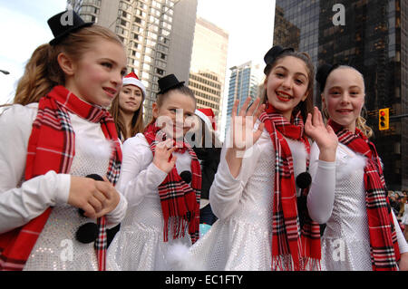 Vancouver, Canada. 7 Décembre, 2014. Les membres de l'Académie de danse de prendre part à la Parade du Père Noël à Vancouver, Canada, 7 décembre 2014. Le 11e défilé annuel a attiré plus de 300 000 spectateurs et les 3 800 participants et 300 bénévoles comme une pré-visite de Noël dans les rues de Vancouver. Crédit : Sergei Bachlakov/Xinhua/Alamy Live News Banque D'Images