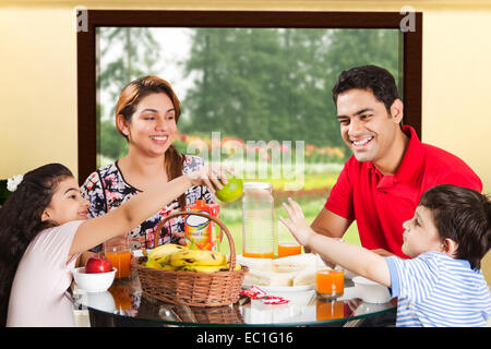 Les parents indiens avec petit-déjeuner enfant Banque D'Images