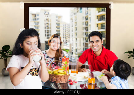 Les parents indiens avec petit-déjeuner enfant Banque D'Images