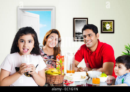 Les parents indiens avec petit-déjeuner enfant Banque D'Images