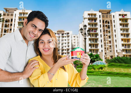 Couple marié indien nouvelle maison de rêve Banque D'Images