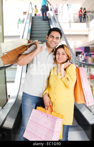 Couple marié indien Mall Shopping Banque D'Images