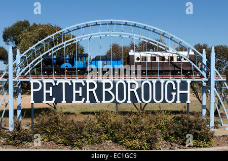 Panneau de bienvenue avec machine à vapeur train sur pont, Peterborough, Australie du Sud, Banque D'Images