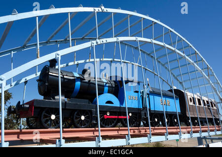 Panneau de bienvenue avec machine à vapeur train sur pont, Peterborough, Australie du Sud, Banque D'Images