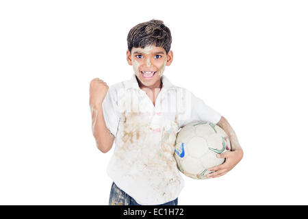 1 indan kids garçon crier à jouer au football à crier victoire Banque D'Images