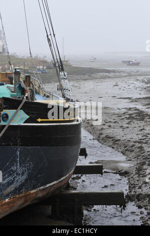 Dickens - bateau amarré sur la rivière Medway de boue à l'automne de brume à marée basse. Un paramètre possible pour la scène d'ouverture de Banque D'Images