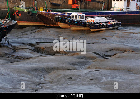 Les vasières de Medway, sur les bateaux, à marée basse, Hoo Marina. La vaste étendue de boue implacable est décrite au début de Charles Banque D'Images