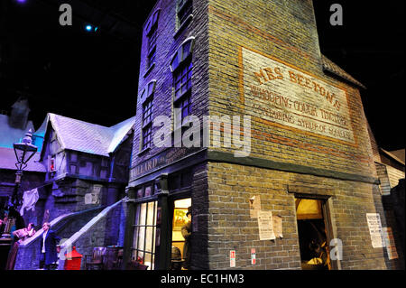 Dickens World, boutiques et victorien caractères dans la cour. Dickens World, un télécopieur museum à Chatham, Kent. L'Anglais Banque D'Images