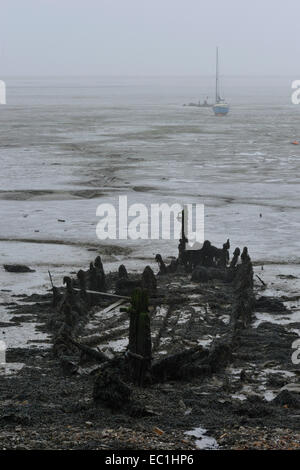 Dickens - boue Medway à marée basse avec barge Medway en décomposition. Un paramètre possible pour la scène d'ouverture du roman de Charles Dickens de grandes espérances : la réunion du Pip le prisonnier Magwitch Banque D'Images