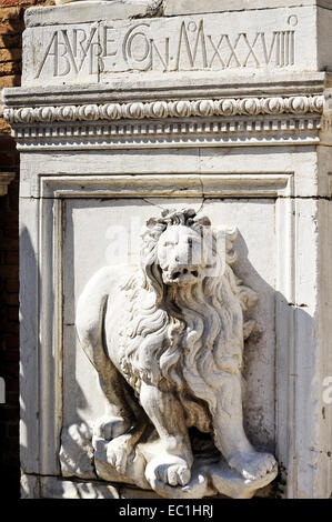 Lion sculpté, portes de l'Arsenal, Venise. Venise. De nombreux lions de marbre ornent la grande porte, Porta Magna. Le chantier naval en charge Banque D'Images