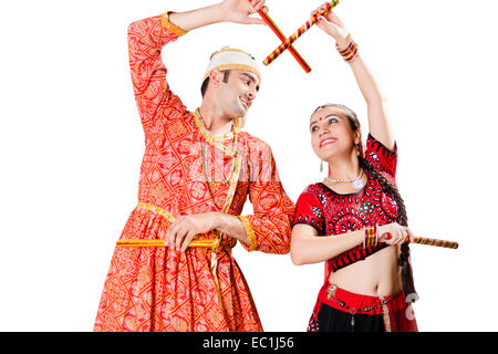Couple indien Gujrati Navratri Dandia Banque D'Images
