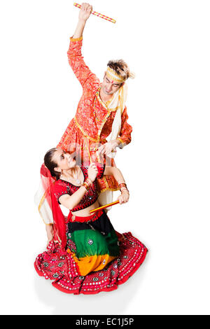 Couple indien Gujrati Navratri Dandia Banque D'Images