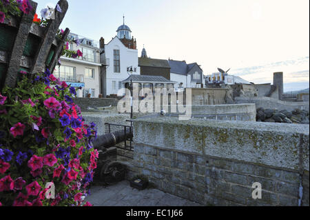 Lyme Regis Museum et fortifications de la ville, à l'aube. Romancier anglais John Fowles (1926-2005) a vécu à Lyme Regis à partir de 1965 jusqu'à la fin de sa vie, et il a été conservateur du Musée de 1979-1988 ; il a en particulier la femme du lieutenant français dans la région de Lyme. Construite sur le site de l'accueil d'paelontologist, collectionneur de fossiles de renommée mondiale, Mary Anning le museumÊis l'un des joyaux architecturaux de la ville, soucieux de son histoire maritime, la géologie, les fossiles de la Côte Jurassique, etavec les nombreux écrivains importants liés à la ville, dont Jane Austen. Banque D'Images