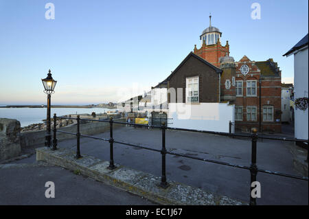 Lyme Regis Museum et la mer à l'aube. Romancier anglais John Fowles (1926-2005) a vécu à Lyme Regis à partir de 1965 jusqu'à la fin de Banque D'Images