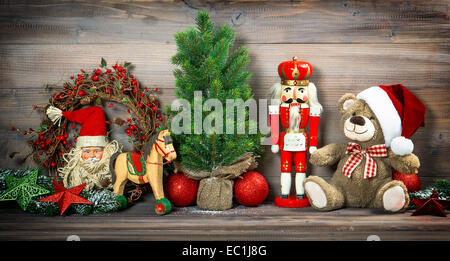Décoration de Noël nostalgique avec l'ours en peluche et jouets anciens Casse-noisette. retro toned photo Banque D'Images