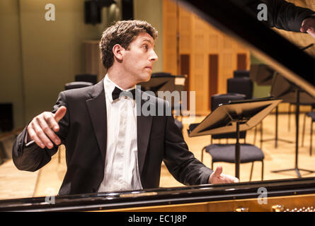 Finghin Collins, pianiste de concert. Répéter avec l'Orchestre symphonique de RTE, dans le National Concert Hall de Dublin. Vainqueur du Banque D'Images