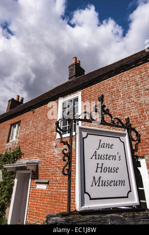 Signe : Jane Austen's House Museum, Chawton, Alton, HAMPSHIRE GU34 1SD . La maison de Jane Austen à partir de 1809 pour les 8 dernières années de sa Banque D'Images