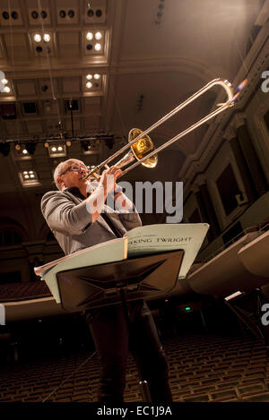 Christian Lindberg, le tromboniste suédois virtuose, compositeur et chef d'orchestre, avec sa note de Peking crépuscule, en répétition avec Banque D'Images