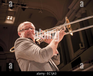 Christian Lindberg, le tromboniste suédois virtuose, compositeur et chef d'orchestre, avec sa note de Peking crépuscule, en répétition avec Banque D'Images