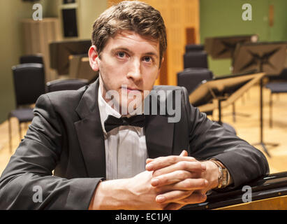 Finghin Collins, pianiste de concert. Répéter avec l'Orchestre symphonique de RTE, dans le National Concert Hall de Dublin. Vainqueur du Banque D'Images