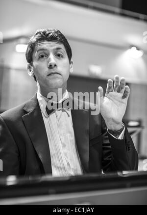 Finghin Collins, pianiste de concert. Répéter avec l'Orchestre symphonique de RTE, dans le National Concert Hall de Dublin. Vainqueur du Banque D'Images