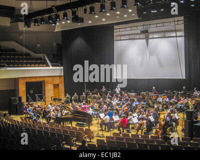 L'Ulster Orchestra répétait dans le Waterfront Hall, Belfast, avec l'orchestre principal, JoAnn Falletta, 2012 Banque D'Images