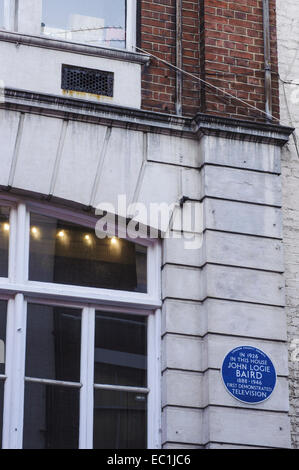 Blue plaque, John Logie Baird. Dans la chambre, John Logie Baird , 1884-1946, première preuve de la télévision. Inventeur et ingénieur écossais. Commémoration de l'ancien site de Baird en laboratoire, où il a d'abord montré à la télévision, peut être vu au-dessus de Bar Italia à 22 Frith St W1, au cœur de Soho. C'était le 2 octobre 1925, qu'il a finalement réussi à transmettre la télévision dans son petit grenier laboratoire. Le premier humain à être télédiffusées dans toute une gamme tonale était une surprise plutôt garçon de bureau, William Edward Taynton, qui l'inventeur a arraché à la rue à l'extérieur. Banque D'Images