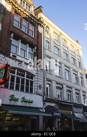 Blue plaque, John Logie Baird. Dans la chambre, John Logie Baird , 1884-1946, première preuve de la télévision. Inventeur et ingénieur écossais. Commémoration de l'ancien site de Baird en laboratoire, où il a d'abord montré à la télévision, peut être vu au-dessus de Bar Italia à 22 Frith St W1, au cœur de Soho. C'était le 2 octobre 1925, qu'il a finalement réussi à transmettre la télévision dans son petit grenier laboratoire. Le premier humain à être télédiffusées dans toute une gamme tonale était une surprise plutôt garçon de bureau, William Edward Taynton, qui l'inventeur a arraché à la rue à l'extérieur. Banque D'Images