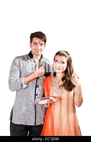 Frère et sœur indienne Raksha Bandhan montrant Raakhi Banque D'Images