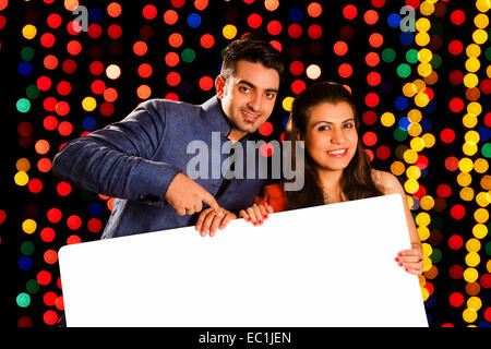 Couple indien Diwali Festival montrant Message Board Banque D'Images