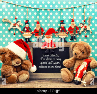 Accueil nostalgique avec décoration de Noël jouets anciens. tableau noir avec l'exemple de texte Cher Père Noël. retro toned photo Banque D'Images