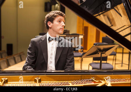 Finghin Collins, pianiste de concert. Répéter avec l'Orchestre symphonique de RTE, dans le National Concert Hall de Dublin. Vainqueur du Banque D'Images