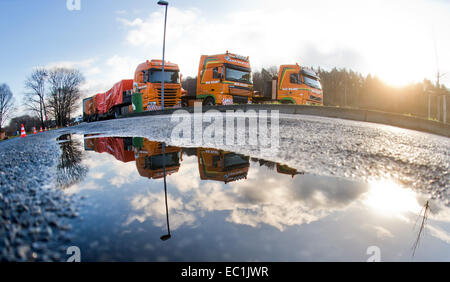 Hanovre, Allemagne. Le 08 mai 2014. Des camions transportant de l'épave de l'avion de passagers MH17 qui s'est écrasé en Ukraine, qui était stationné sur une aire de repos le long de l'autoroute A2 près de Hanovre, Allemagne, 08 décembre 2014. L'épave de l'avion est portée aux Pays-Bas pour l'inspection. Photo : JULIAN STRATENSCHULTE/dpa/Alamy Live News Banque D'Images