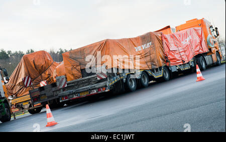 Hanovre, Allemagne. Le 08 mai 2014. Des camions transportant de l'épave de l'avion de passagers MH17 qui s'est écrasé en Ukraine, qui était stationné sur une aire de repos le long de l'autoroute A2 près de Hanovre, Allemagne, 08 décembre 2014. L'épave de l'avion est portée aux Pays-Bas pour l'inspection. Photo : JULIAN STRATENSCHULTE/dpa/Alamy Live News Banque D'Images