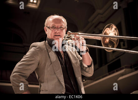 Christian Lindberg, le tromboniste suédois virtuose, compositeur et chef d'orchestre, avec sa note de Peking crépuscule, en répétition avec Banque D'Images