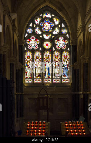 Vitraux, l'abbaye de Kylemore dans windows remplages ; transept sud, représentant la force, la foi, la charité, l'espérance et la chasteté. Banque D'Images