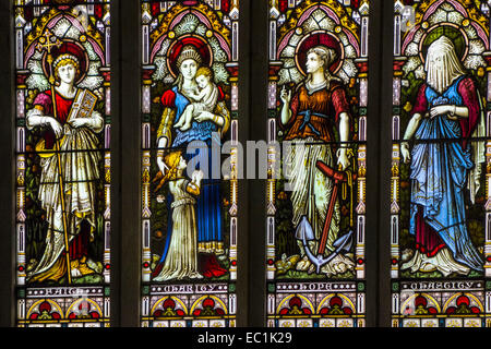 Vitraux, l'abbaye de Kylemore dans windows remplages ; transept sud, représentant la force, la foi, la charité, l'espérance et la chasteté. Banque D'Images