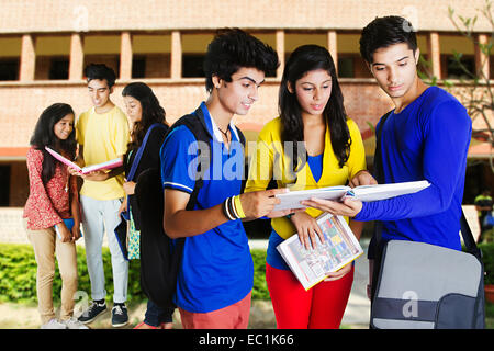 Indian College amis étudiants étudient Banque D'Images