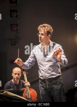 Robin Browning, chef d'orchestre. Avec l'Orchestre de la ville de Milton Keynes, MKCO, dans la nouvelle salle de concert ÒThe VenueÓ, Milton Keynes. RB est un Banque D'Images