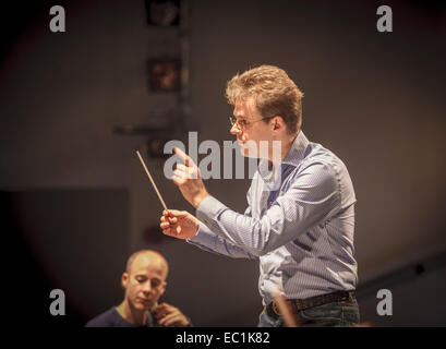 Robin Browning, chef d'orchestre. Avec l'Orchestre de la ville de Milton Keynes, MKCO, dans la nouvelle salle de concert ÒThe VenueÓ, Milton Keynes. RB est un Banque D'Images