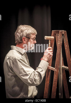 Tubular bell, Charles Fullbrook répéter la partie solo en Cantus in memoriam Benjamin Britten , écrits en 1976-77 par le Banque D'Images