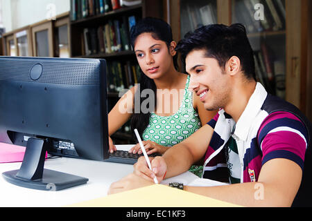 Bibliothèque de l'étude ami collège indien Banque D'Images