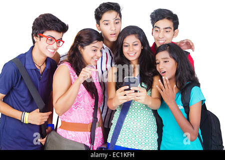 Indian College étudiants amis chatter phone Banque D'Images