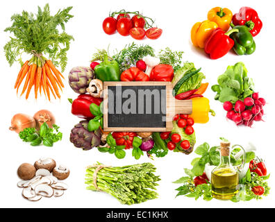 Légumes et herbes isolé sur fond blanc. Tableau noir pour votre texte et de nourriture. Organique saine nutrition concept Banque D'Images