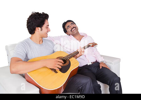 Famille indienne accueil guitare chant Banque D'Images