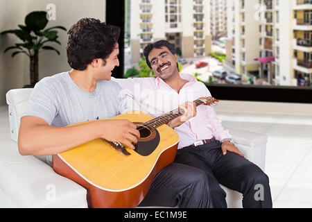 Famille indienne accueil guitare chant Banque D'Images